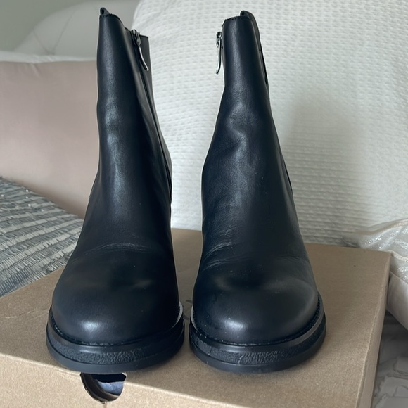 👢 CLARKS Mable Easy black leather boot, size 9 1/2. - Picture 4 of 16